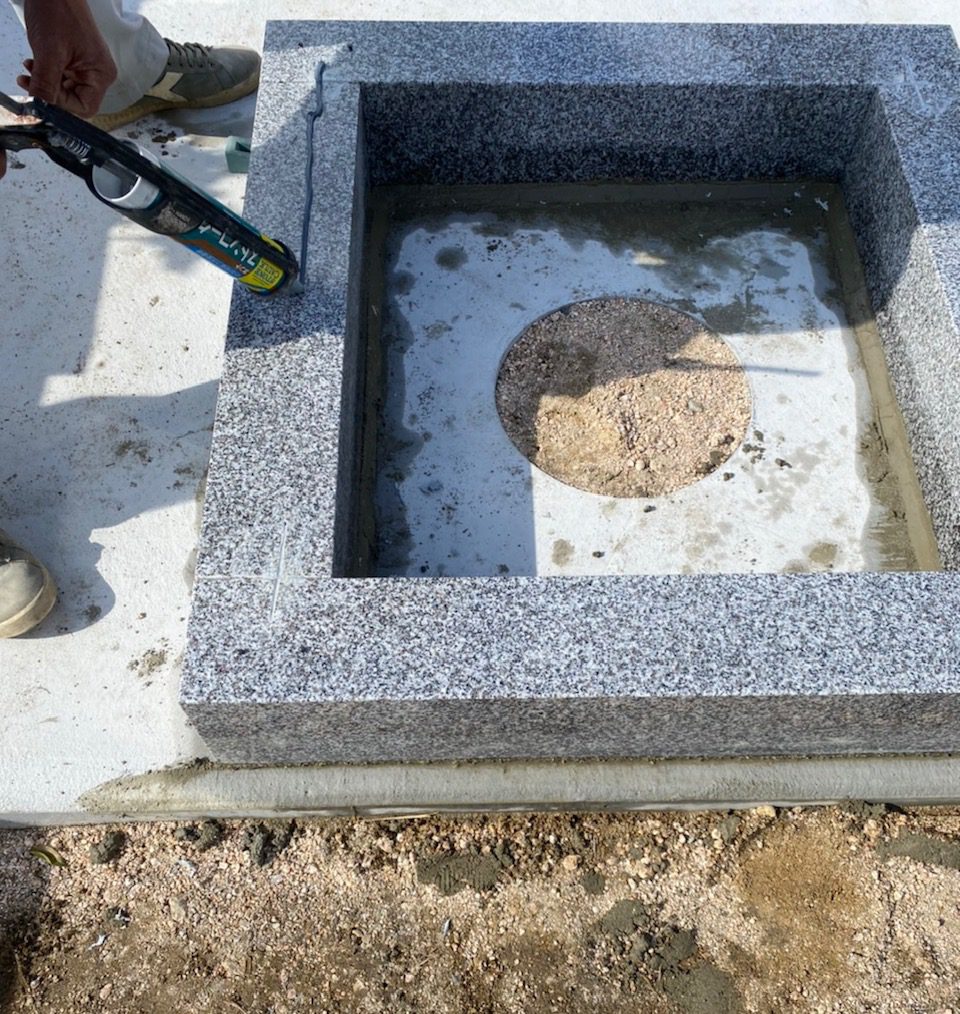 周南市の勝栄寺墓地に月桂樹やユリの花の彫刻を施した洋墓が建ちました 山口県一円の徳山石のお墓 石材専門店 渡辺石材店