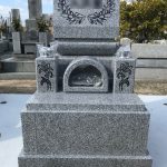 周南市の勝栄寺墓地に月桂樹やユリの花の彫刻を施した洋墓が建ちました